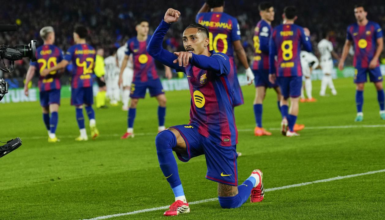 El brasileño Raphinha contribuyó con dos goles al triunfo del Barcelona.