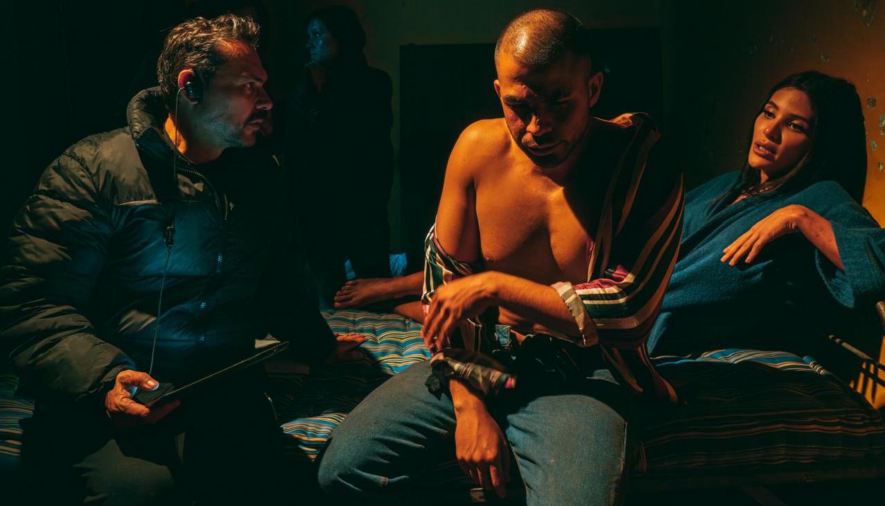 Lucho Velasco con los actores Juan Palau y Mara Cifuentes.