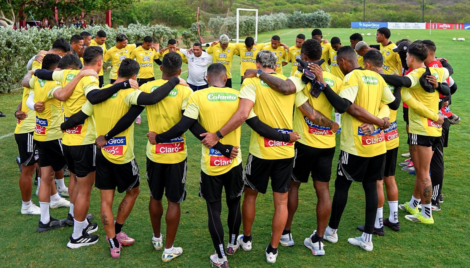 Grupo de jugadores de Junior durante el último entrenamiento previo al partido contra Internacional.