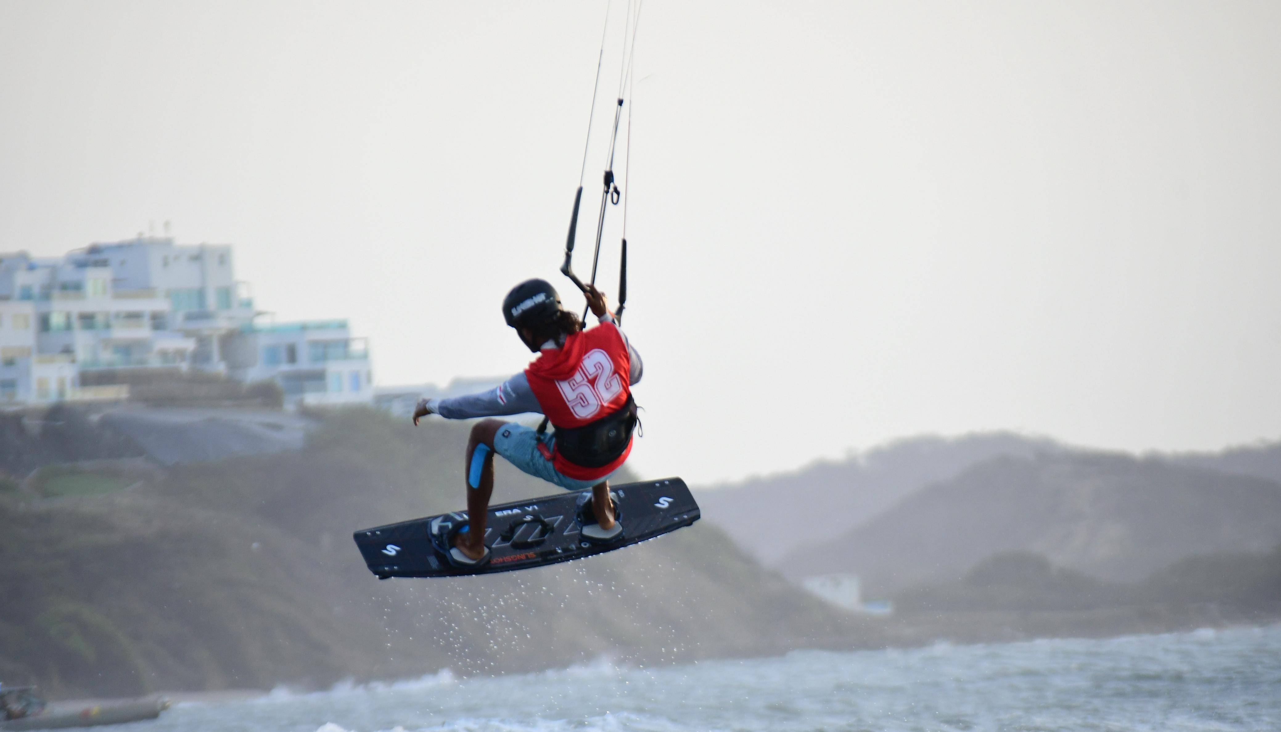 El viento de Salinas del Rey es considerado ideal para la práctica del kitesurf y el wing foil.