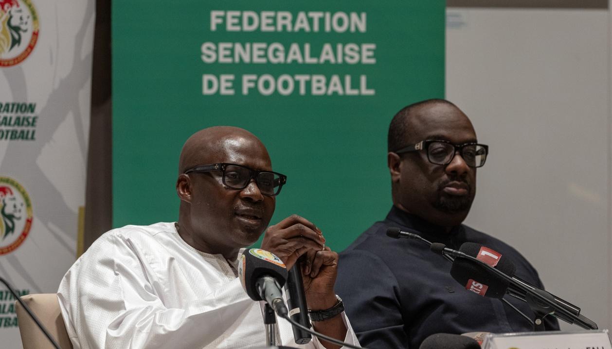 Abdoulaye Fall, presidente de la Federación Senegalesa de Fútbol, junto al vicepresidente, Babacar Ndiaye.