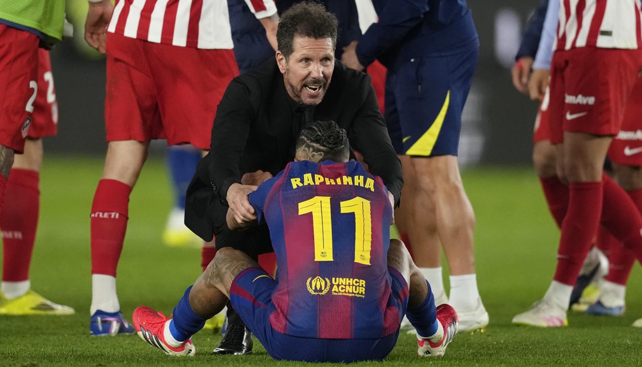 Diego Simeone, entrenador del Atlético de Madrid, consuela al brasileño Raphinha.