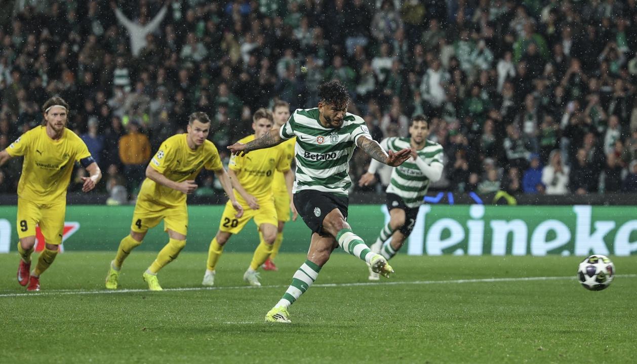 Luis Suárez cobra la éna máxima que significó el tercer gol del Sporting de Lisboa.