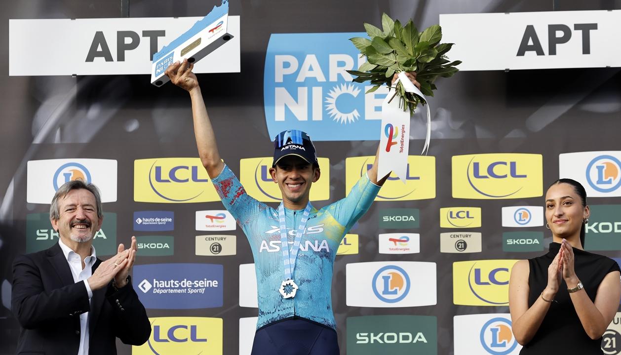 Harold Tejada en el podio tras ganar la sexta etapa de la París-Niza.