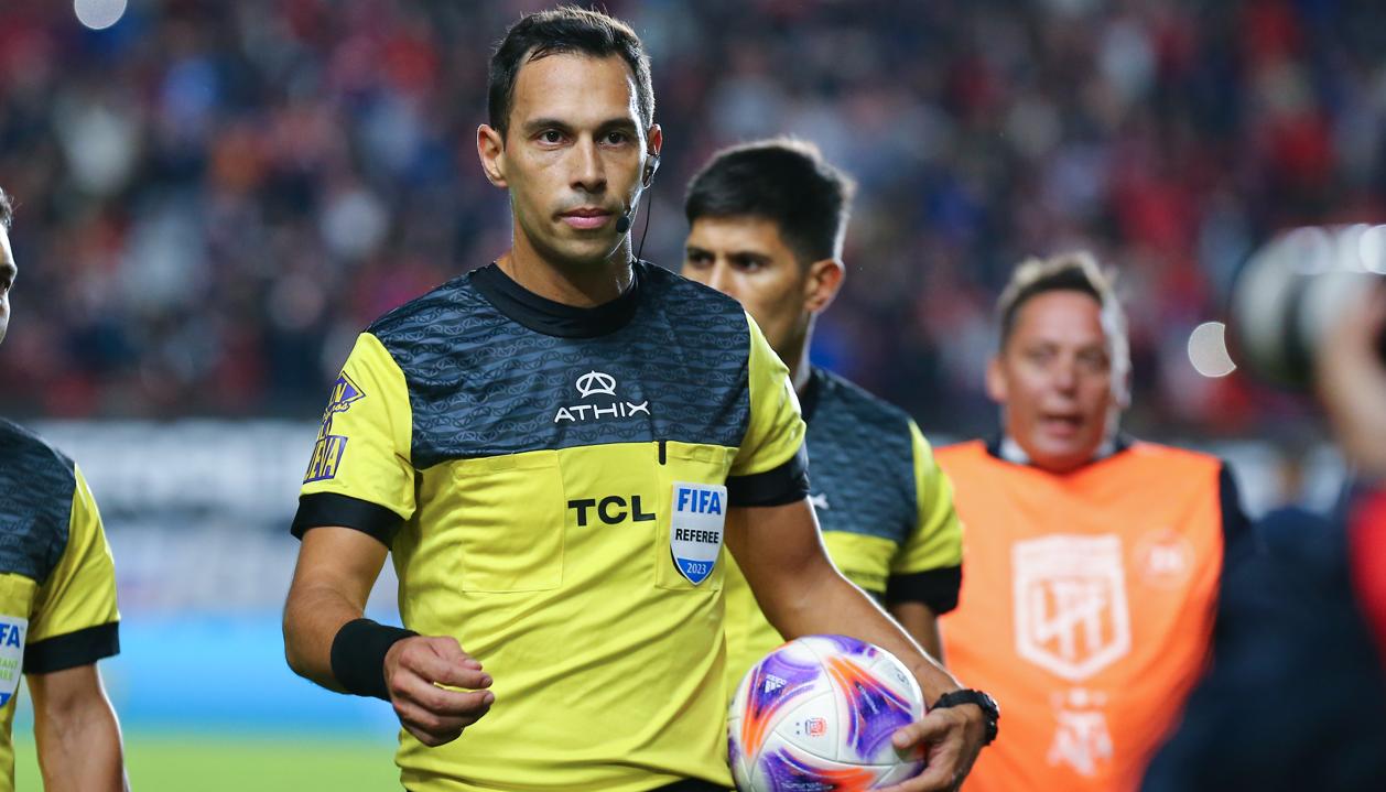 El argentino Facundo Tello, árbitro del partido Junior vs. Palmeiras.