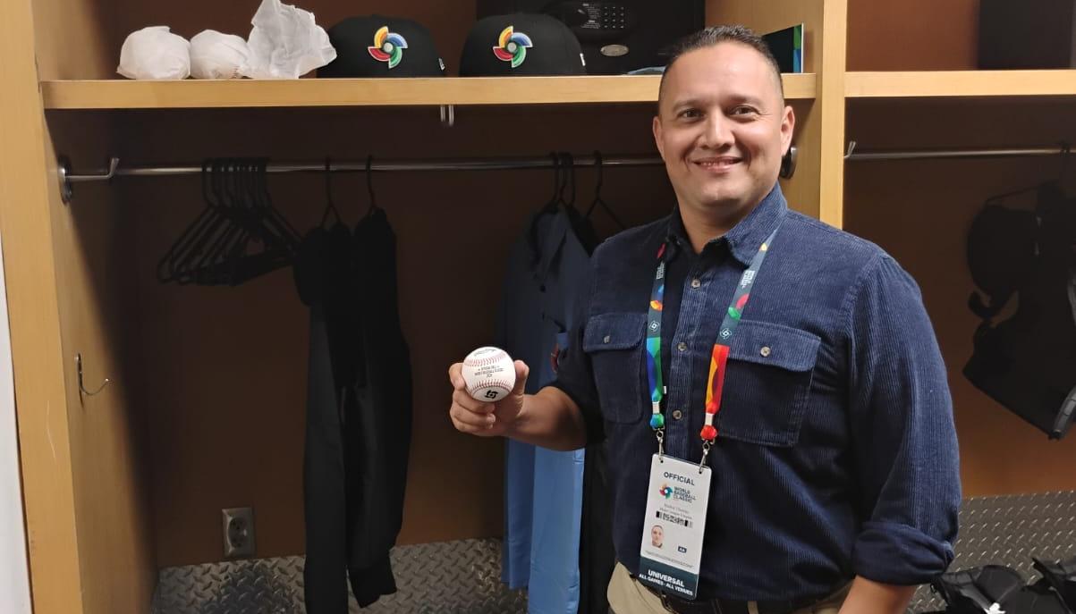 Maikol Tibabijo junto a su locker en el IoanDepot Park de Miami.
