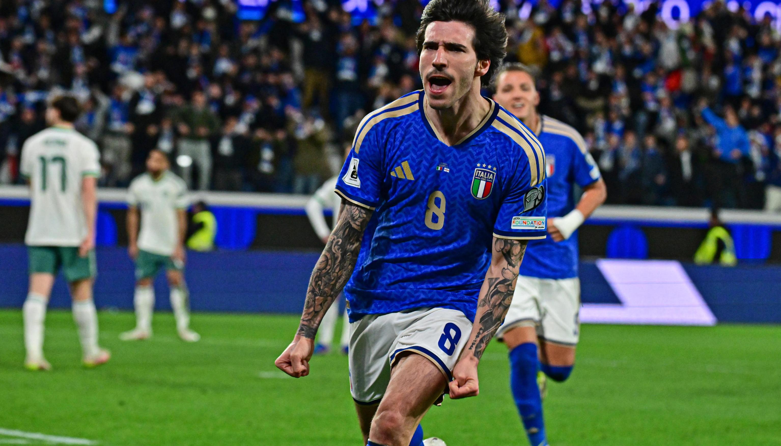 Sandro Tonali celebra tras marcar el primer gol de Italia. 