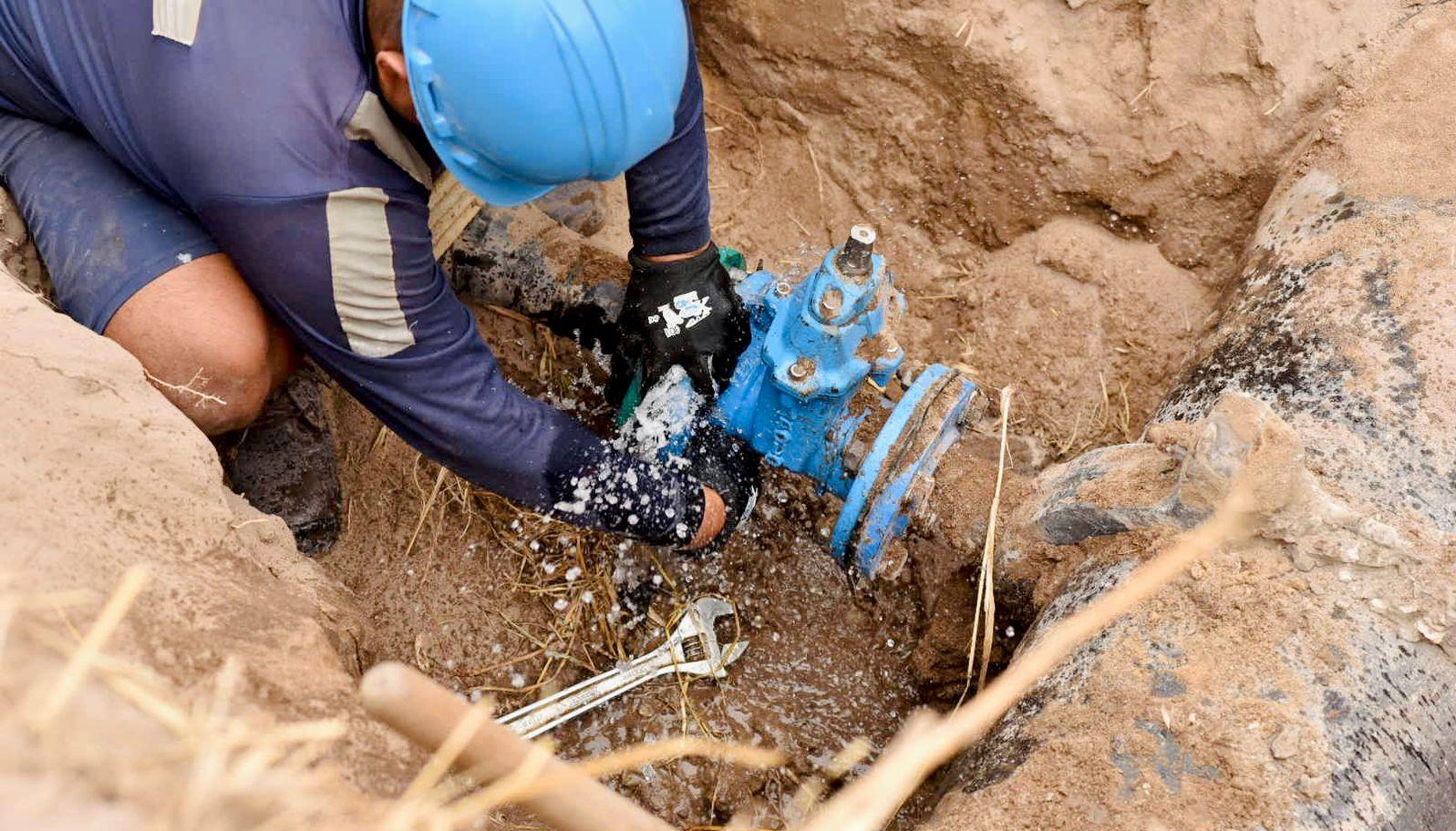 Operario de Triple A durante la revisión de conexiones de agua. 