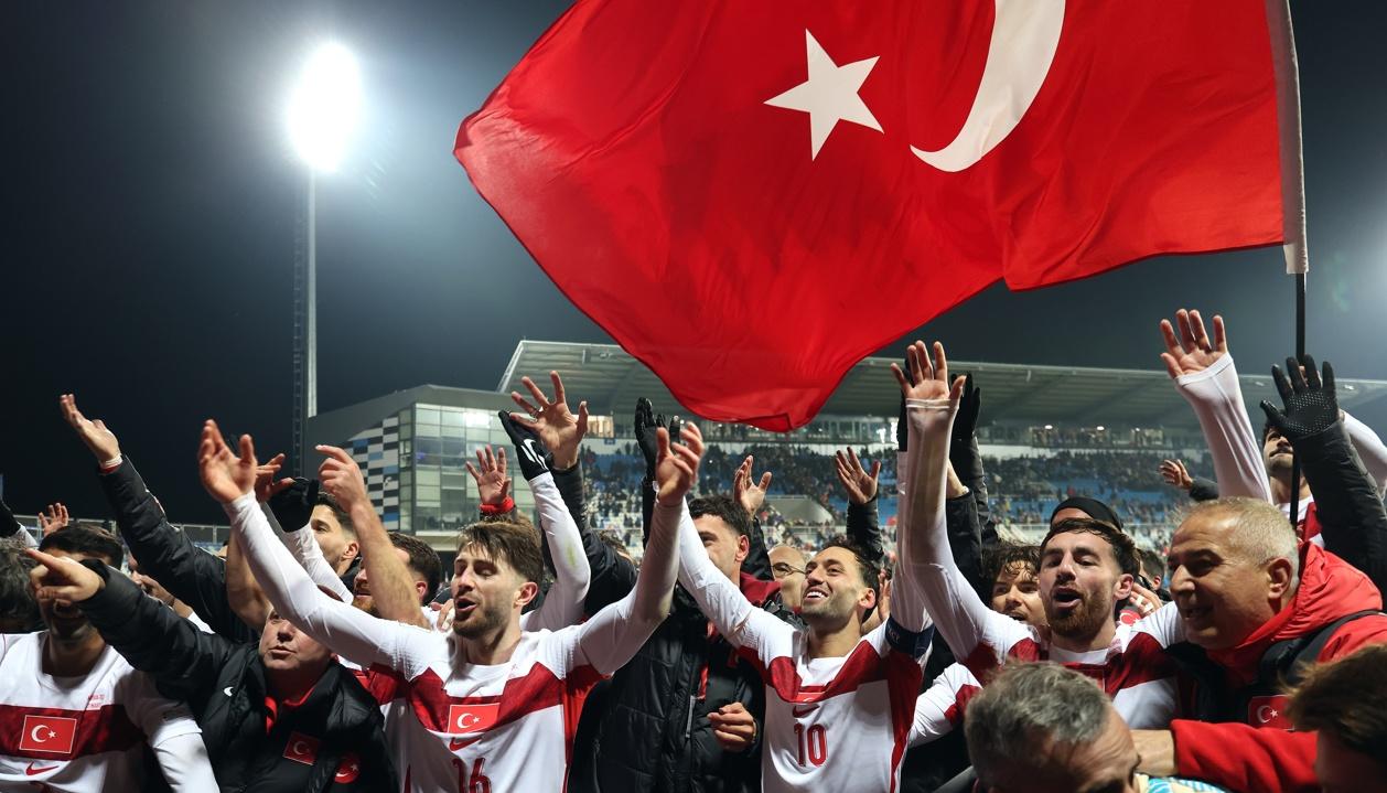 Jugadores de Turquía celebrando su paso al Mundial. 