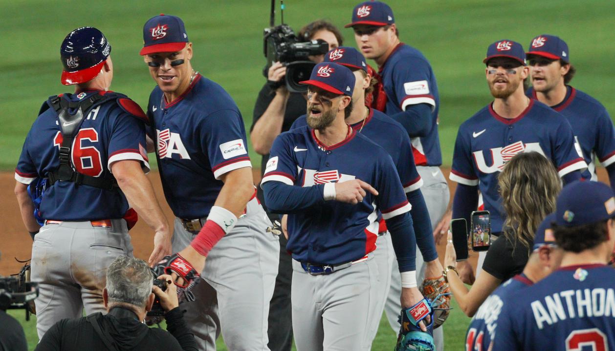 Los peloteros de Estados Unidos celebran tras eliminar a República Dominicana.