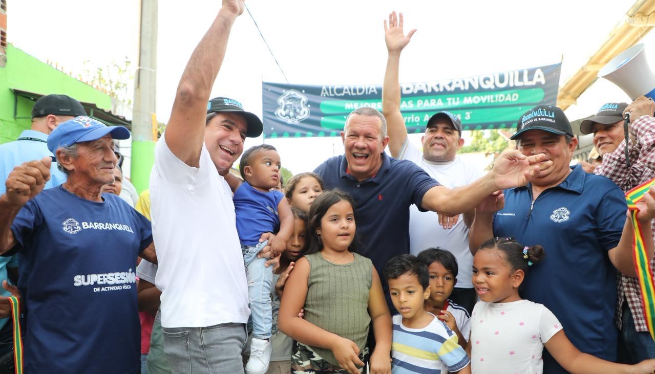 Alcalde Char durante la puesta en servicio de las vías pavimentadas.