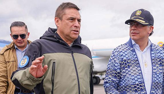 El general (r) Humberto​ Guatibonza, a la izquierda del Presidente Gustavo Petro
