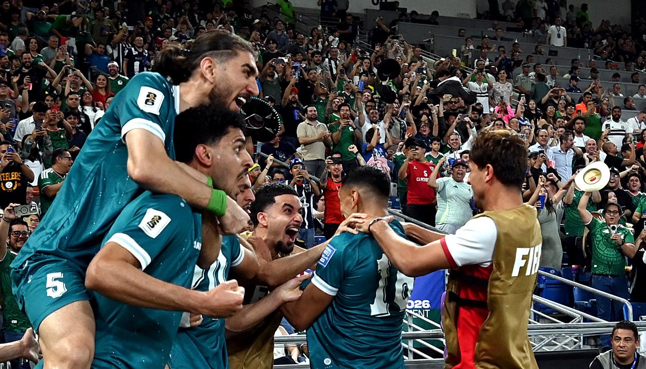 Jugadores de Irak celebran el primer gol ante Bolivia. 