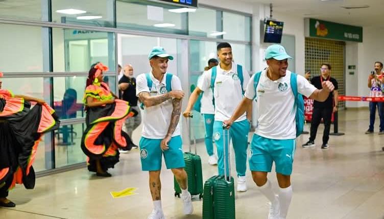 Delegación del Palmeiras a su arribo al aeropuerto Rafael Núñez de Cartagena.