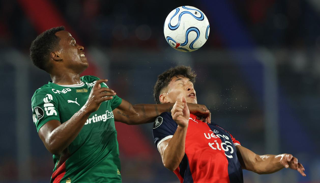 Jhon Arias, autor del gol del Palmeiras, disputa el balón con Rodrigo Gómez.