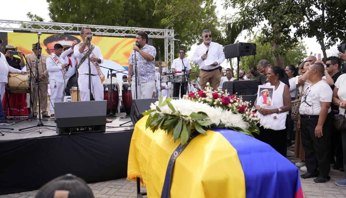 Reyes Momo del Carnaval de Barranquilla acompañaron en el funeral.  