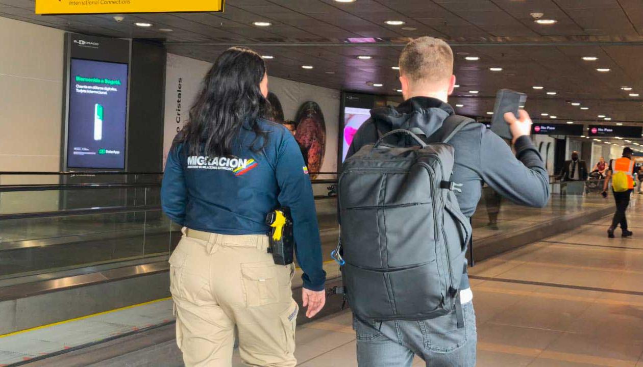 Ciudadano extranjero inadmitido.