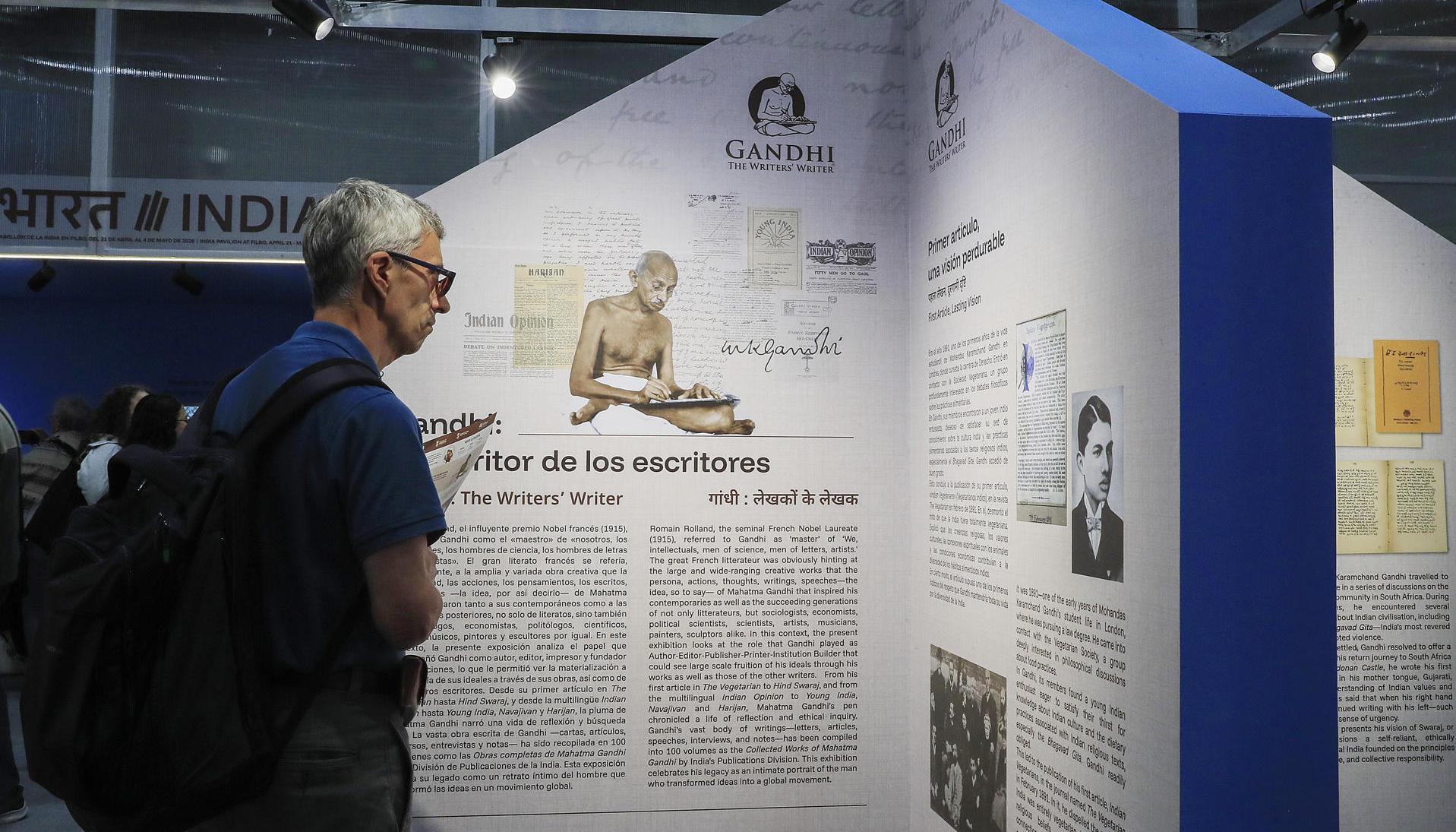 Una persona observa una exposición en el pabellón de la India.