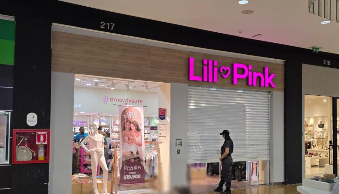 Funcionarios del CTI en instalaciones de una tienda de Lili Pink en el norte de Barranquilla. 