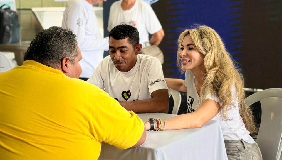 Gerente de Ciudad, Ana María Aljure, con uno de los beneficiarios de CrediChévere.