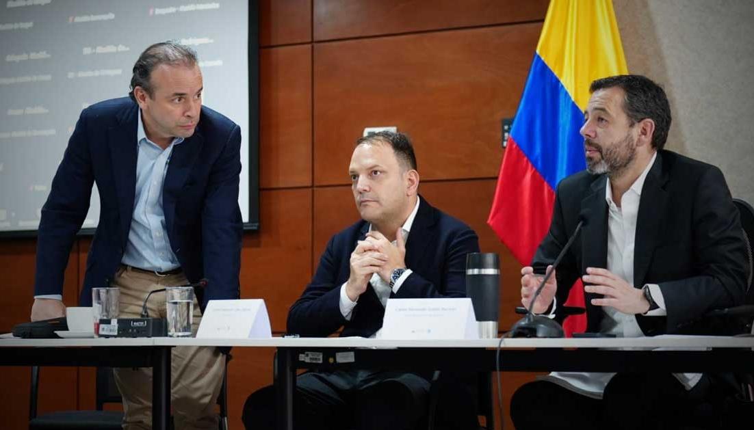 Andrés Santamaría, director ejecutivo de Asocapitales, con los alcaldes de Cali y Bogotá