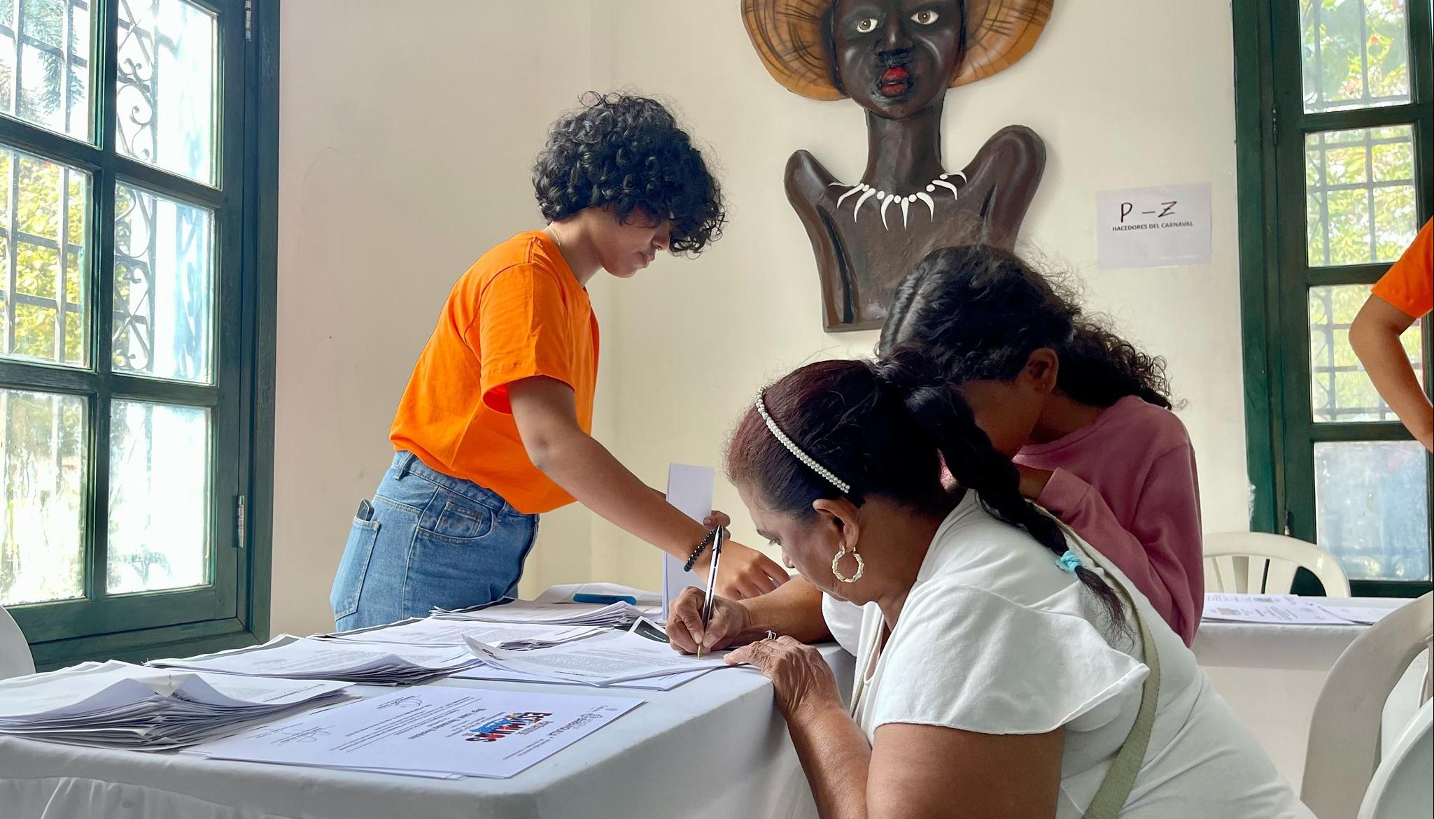 Artistas y gestores culturales.