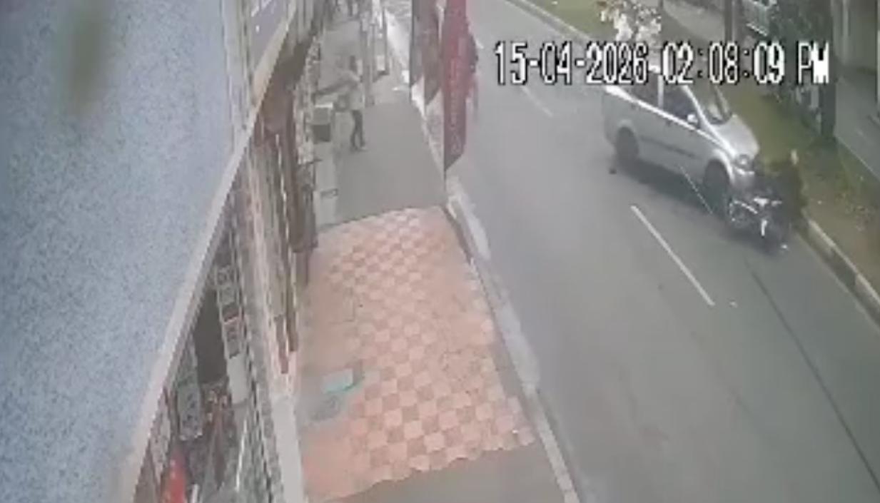 Momento en que los ladrones fueron embestidos por el conductor del vehículo. 