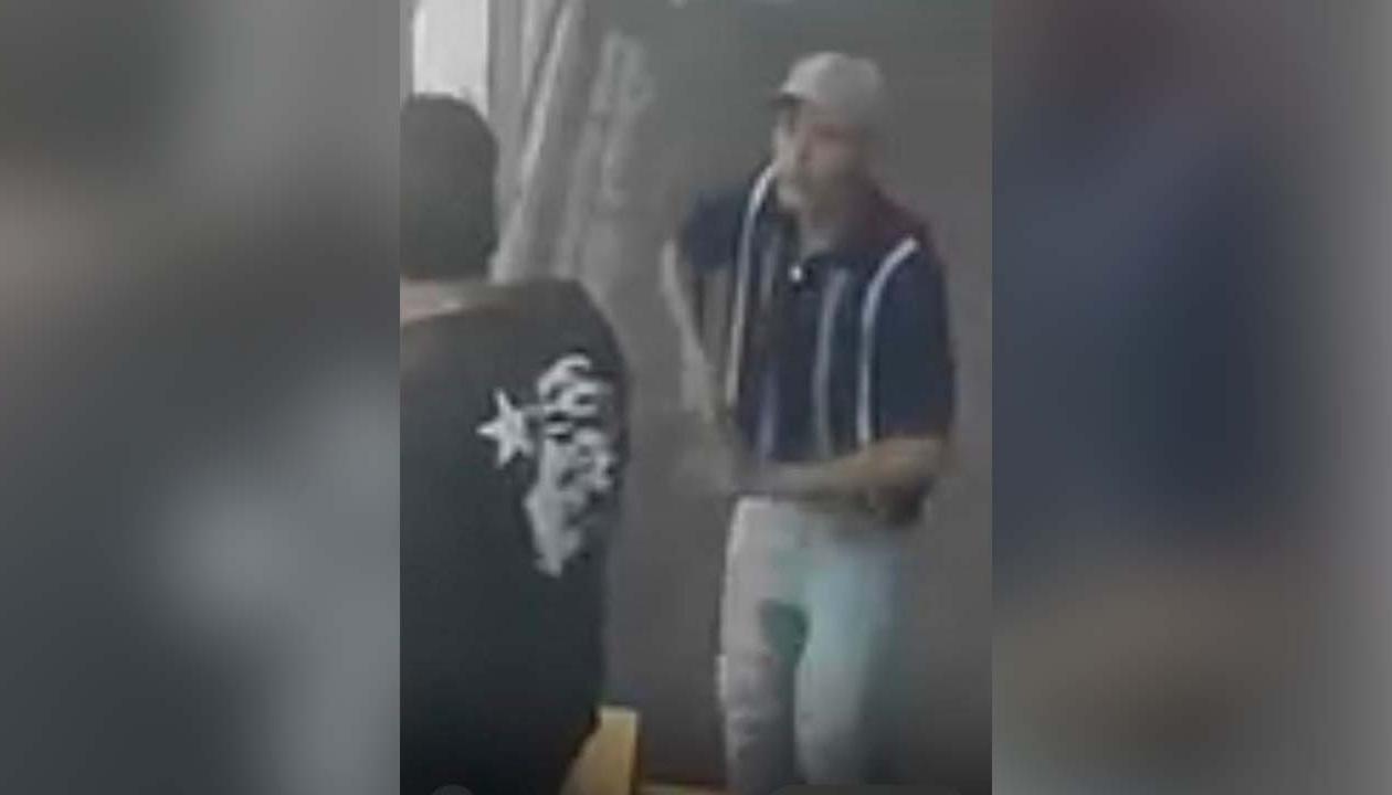 El antisocial quedó grabado en cámaras de seguridad. 