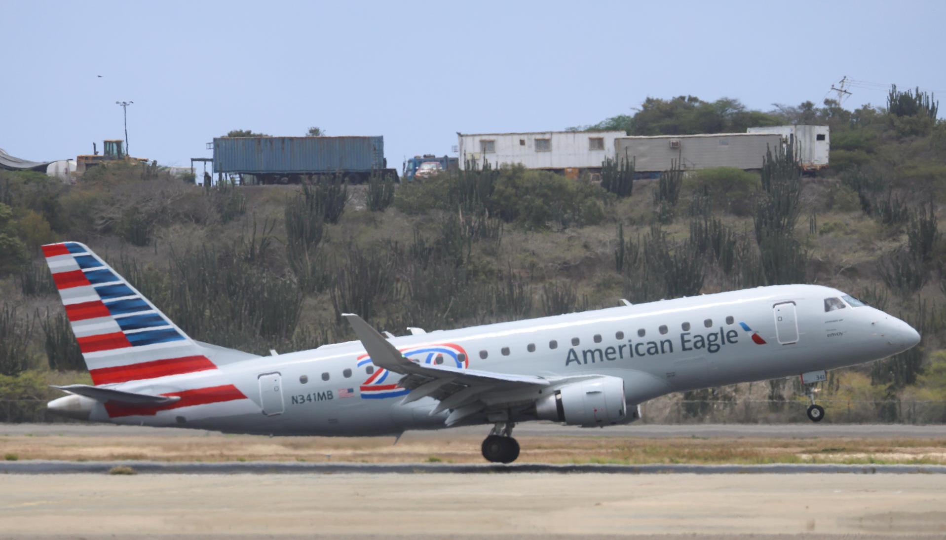 Avión aterrizando en el Aeropuerto Internacional Simón Bolívar de Maiquetía.