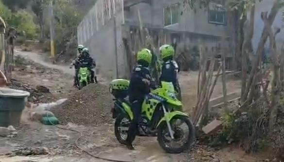 Momentos en que la Policía auxilia al hombre baleado junto a su familia. 