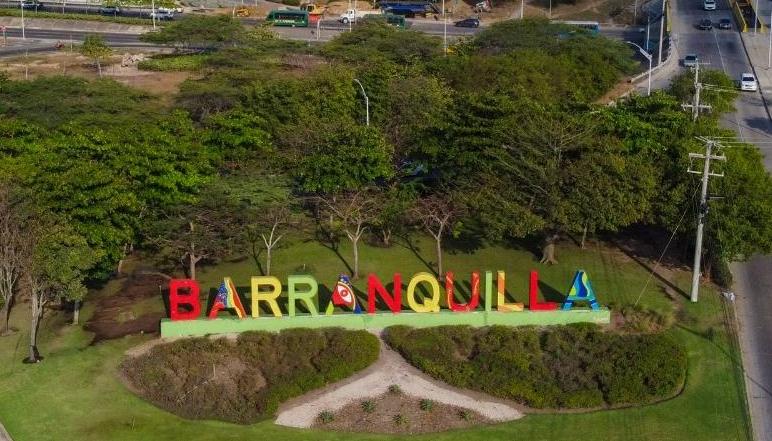 Aspecto de una de las entradas a Barranquilla y su representativo letrero de bienvenida.