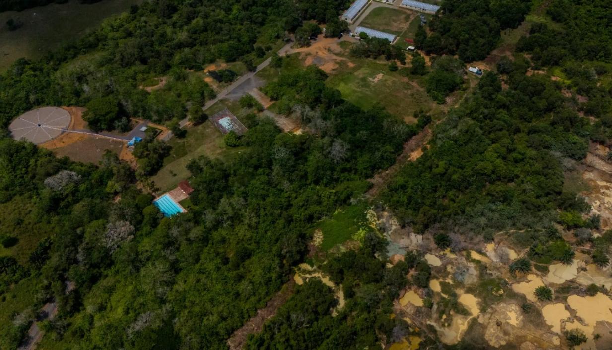 Imágenes del New York Times muestra la mina ilegal cerca de las edificaciones y de la piscina de la base militar. 