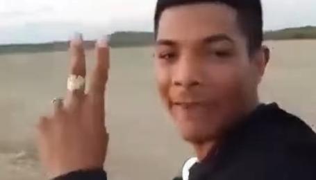 Alias 'Bendito Menor' paseando en moto por La Guajira. 