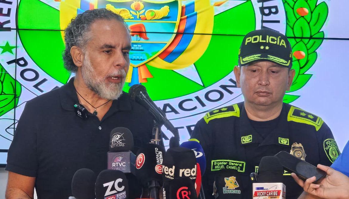 El Ministro del Interior, Armando Benedetti, y el general Miguel Camelo, comandante de la Policía Metropolitana de Barranquilla.