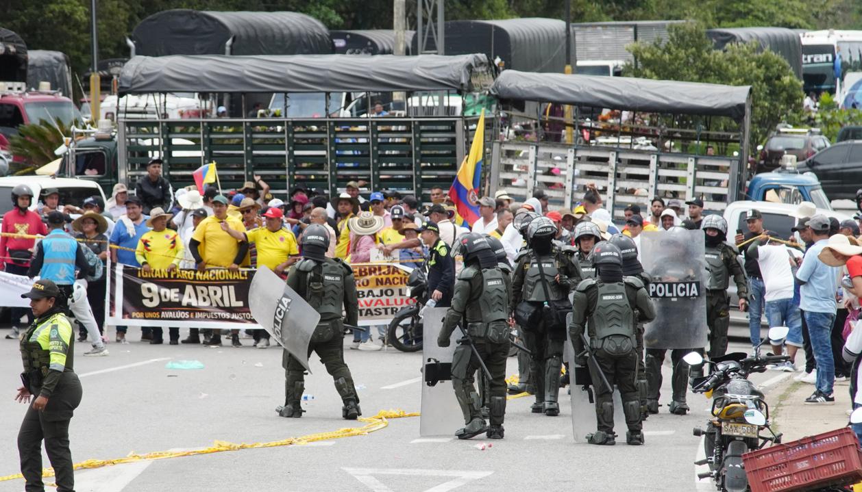 Imagen del bloqueo de la carretera que conduce al aeropuerto Internacional Palonegro.