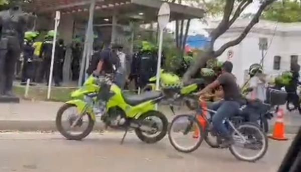 La uniformada reaccionó con su arma de dotación.