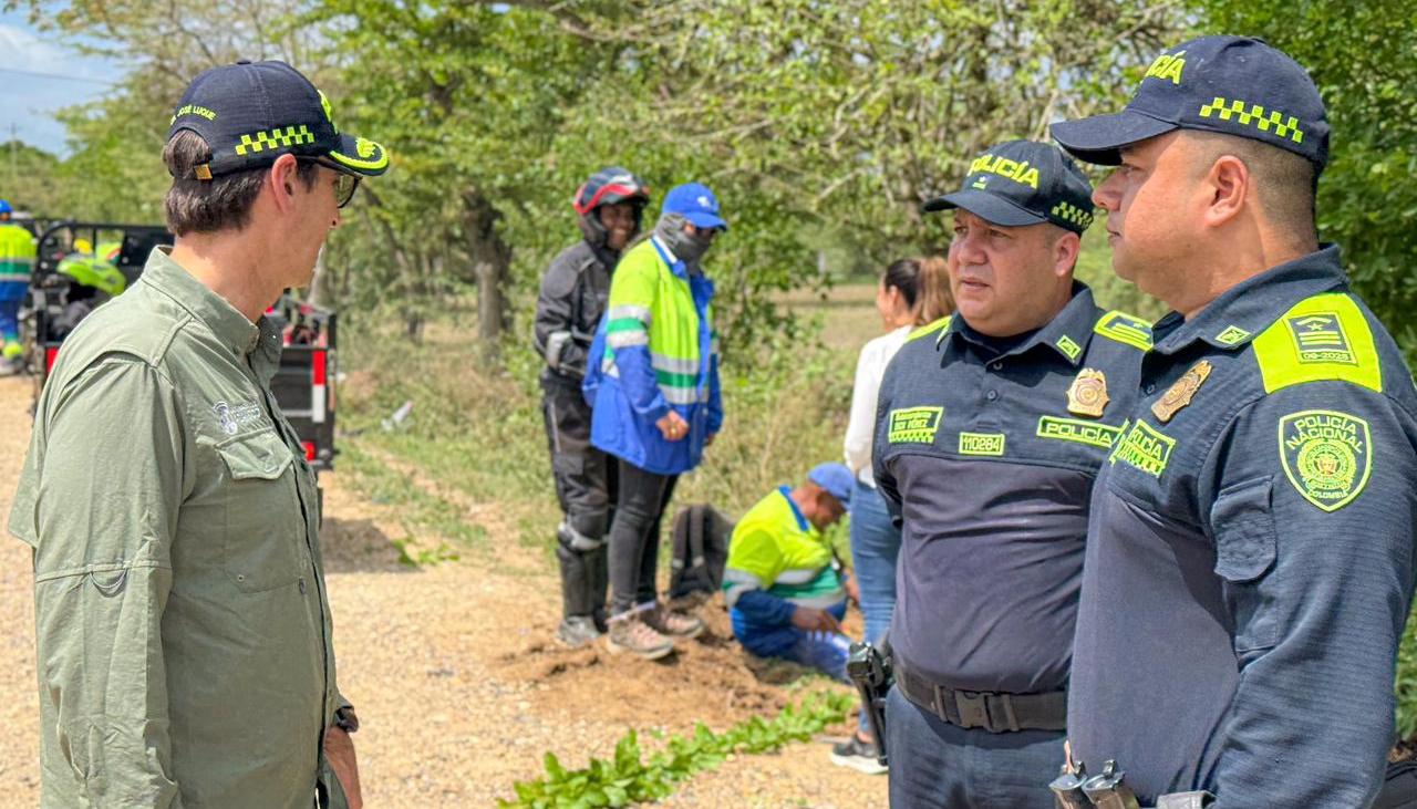 Autoridades en el operativo contra el robo del agua.