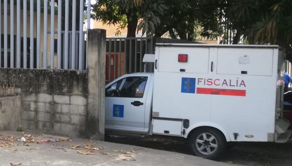 El CTI de la Fiscalía ingresando a Medicina Legal. 