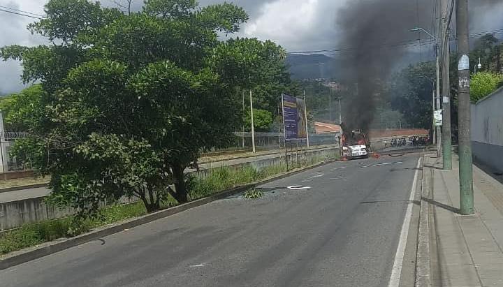 Vehículo que explotó en cercanías al Batallón Pichincha.