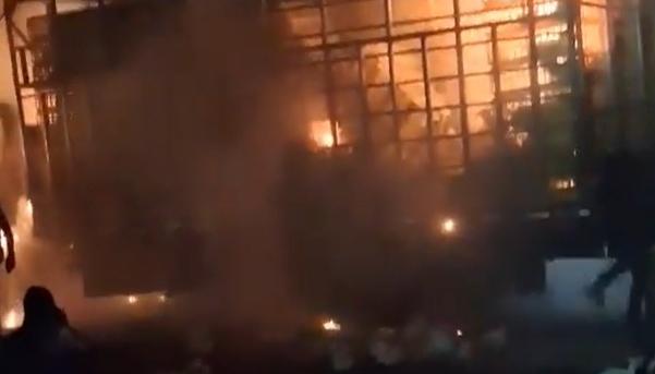 Camión avícola incinerado.