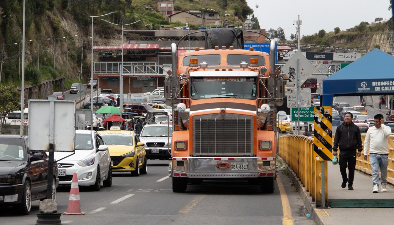 Camiones en el puente internacional de Rumichaca.