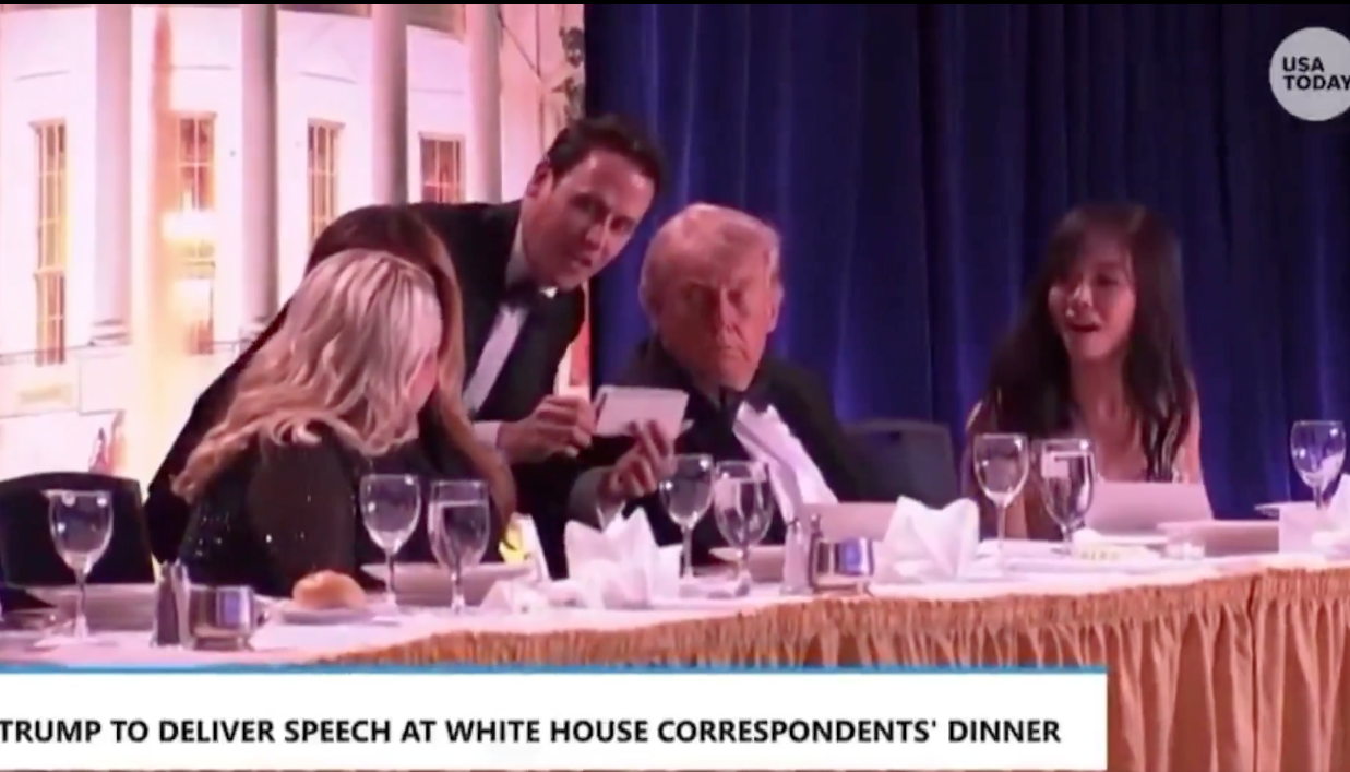 Donald Trump ante de ser sacado del salón a donde asistía. 