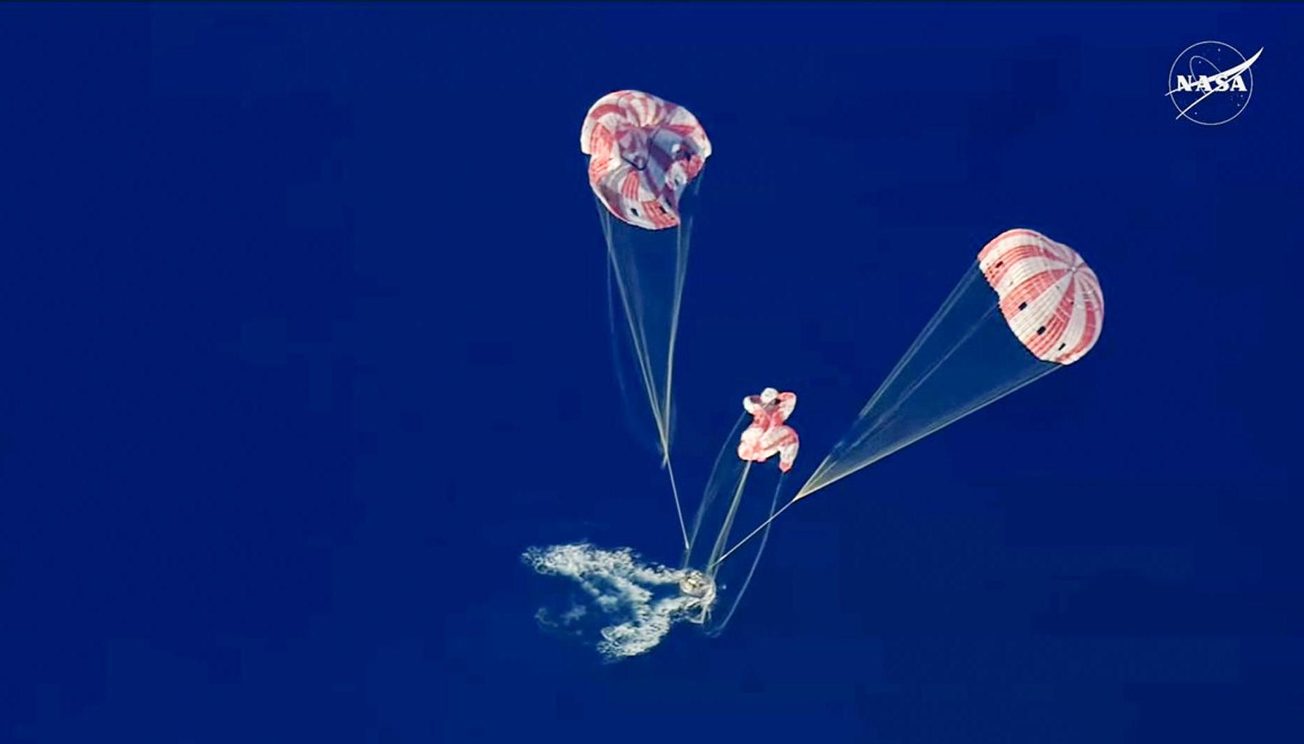 Captura de imagen de una transmisión de la NASA de la capsula Orión,