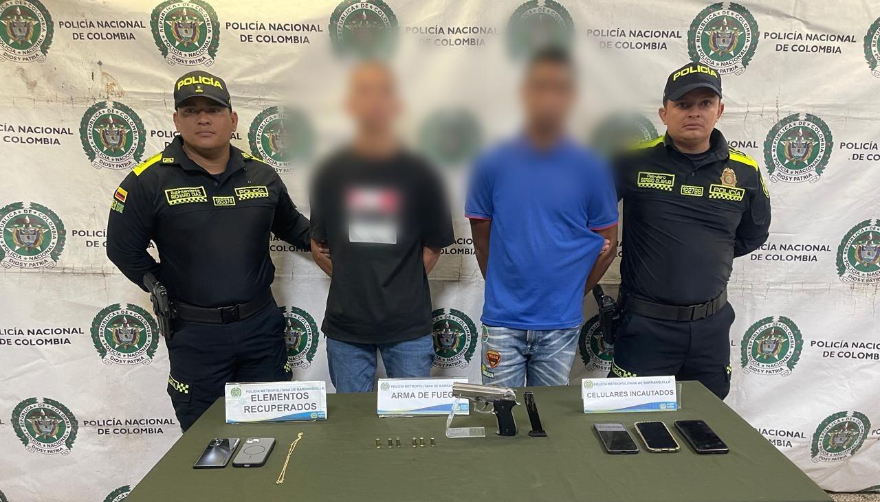 Los dos capturados por la Policía. 