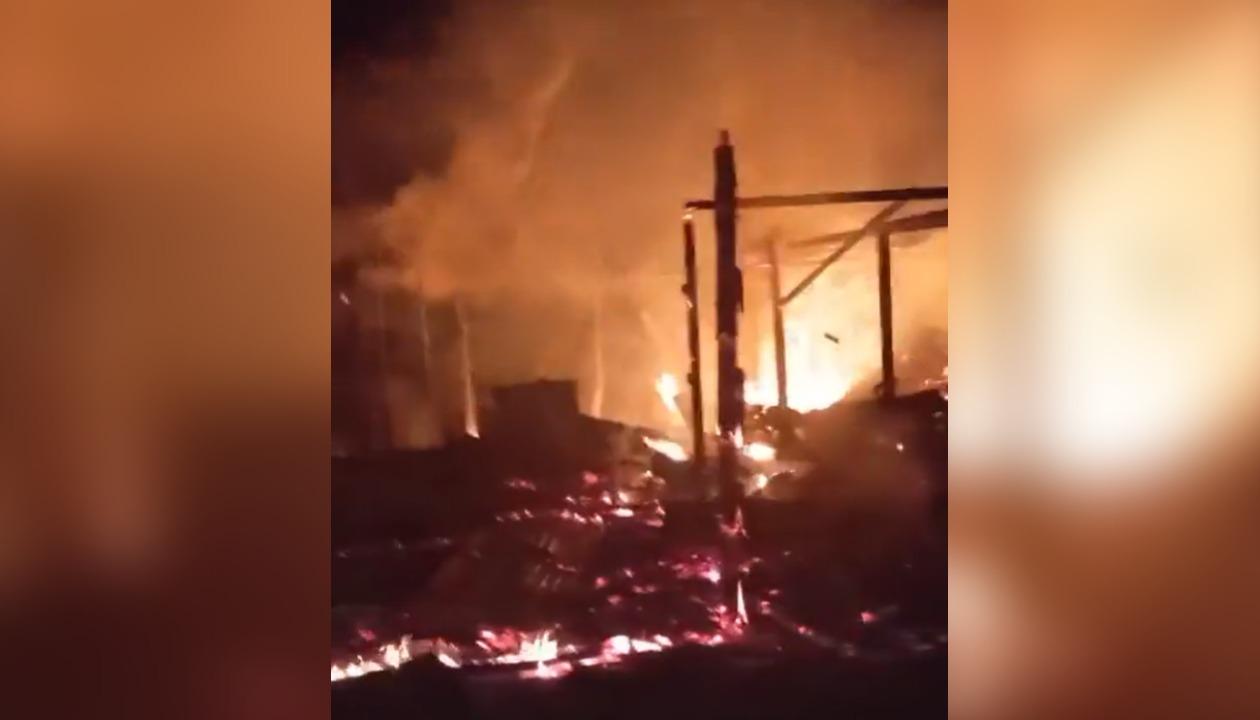 Viviendas en llamas en el Catatumbo.