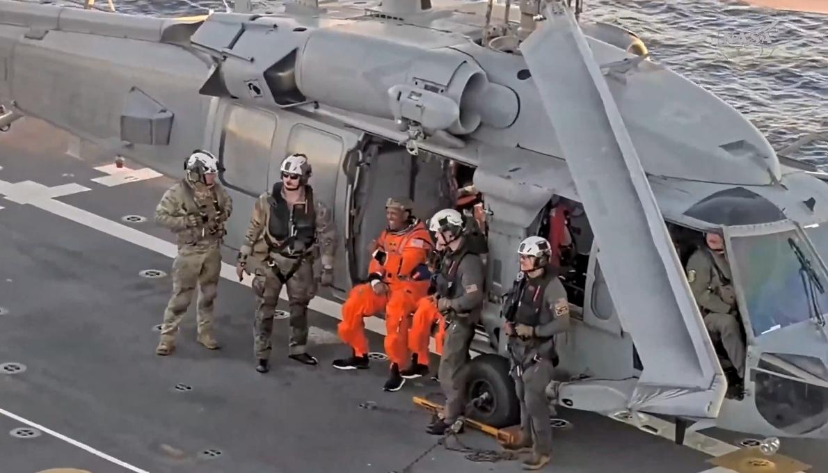 Christina y Victor en la cubierta del USS John P. Murtha, mientras esperaban ser escoltados para sus revisiones médicas