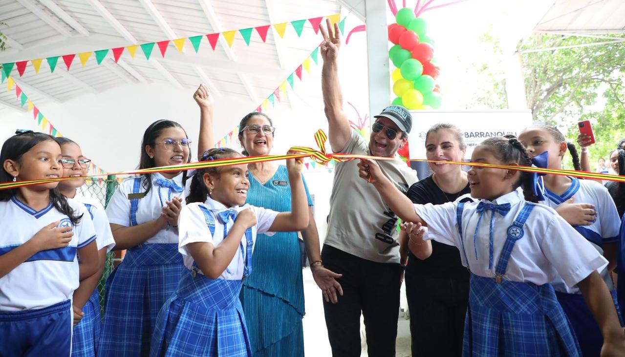 Alcalde Alejandro Char junto a estudiantes y la secretaria de Educación, Paola Amar, en la entrega de la cocina-comedor. 