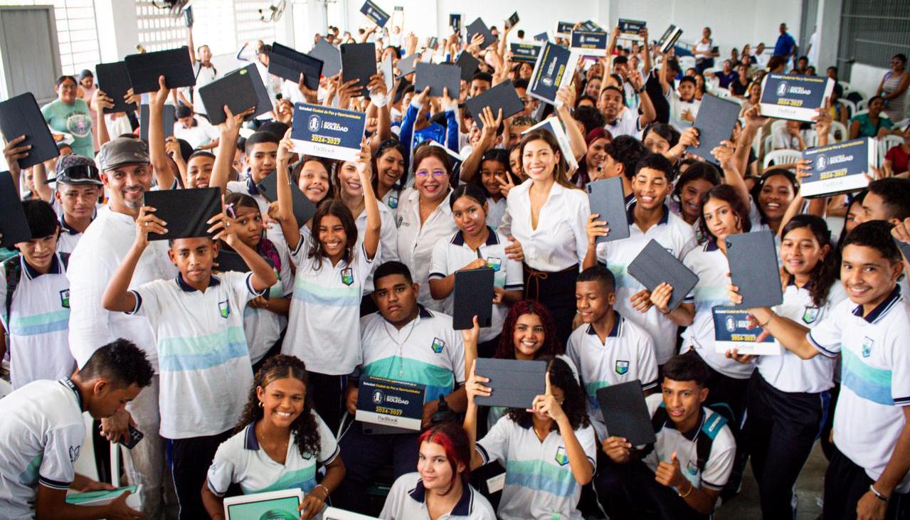 Entregas de tablets en el colegio Nobel Juan Manuel Santos. 