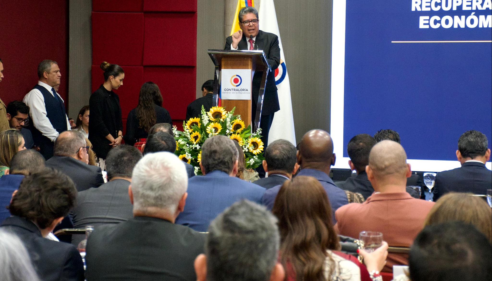 La Contraloría General de la República, Carlos Hernán Rodríguez.