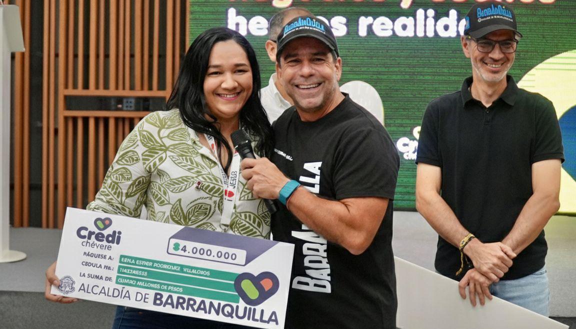 El Alcalde Alex Char con una beneficiaria.